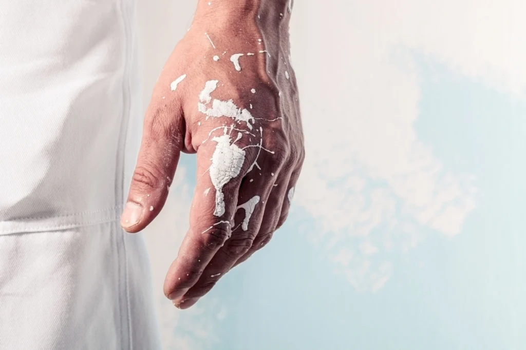 Come togliere la vernice dalle mani: i nostri consigli