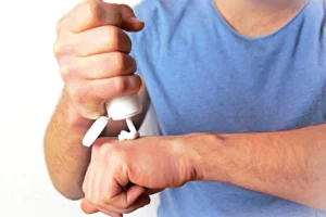uomo mette della crema barriera sulle mani