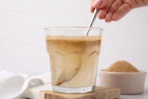 bicchiere con prebiotici e postbiotici